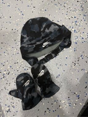 Nike toddler hat and glove set
